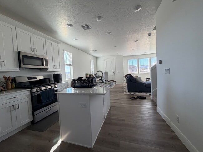 Building Photo - 487 W Carnation Ct