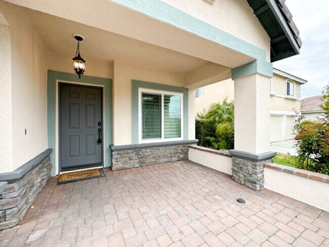 Building Photo - **STUNNING** 8 BEDROOM SOLAR HOME IN GATED...