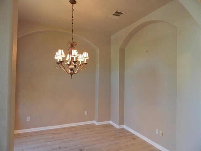 Building Photo - 601 Abbeyglen Castle Dr