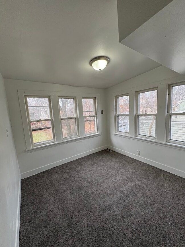 Building Photo - Large 4 bedrooms 2 full bathroom home for rent