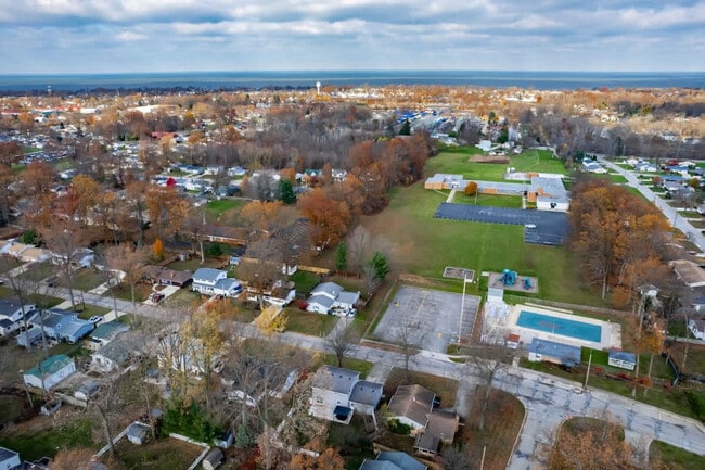 Building Photo - 4861 Pineview Dr