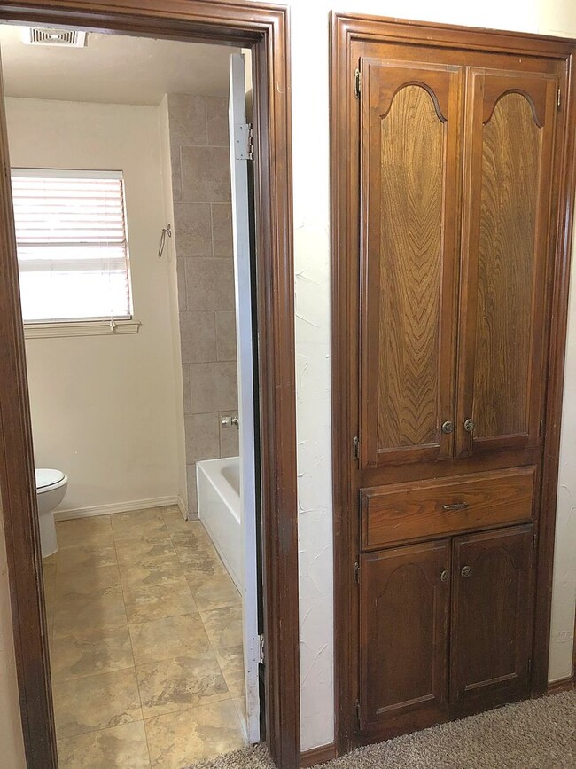Building Photo - Great Location! Central Edmond!