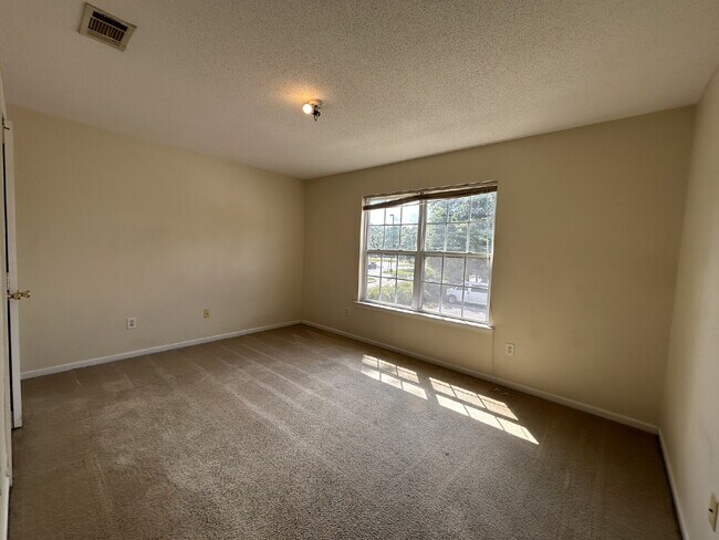 Building Photo - Apartment For Rent