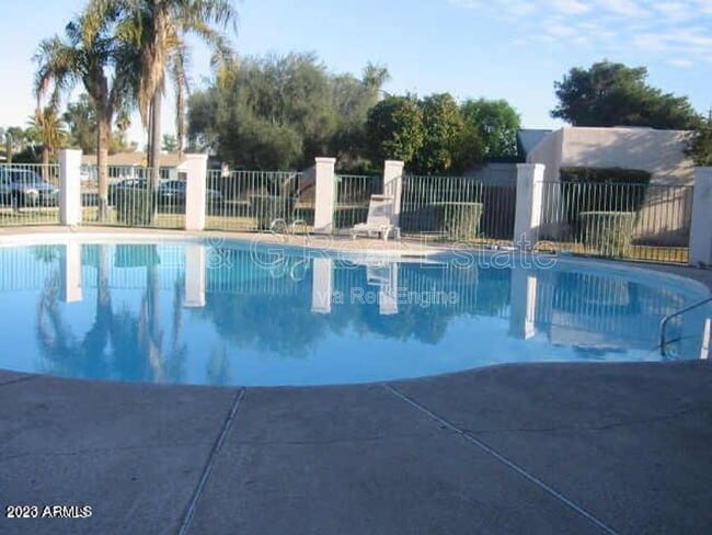 Building Photo - 525 N May