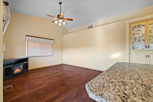 Building Photo - Amazing Apple Valley Home