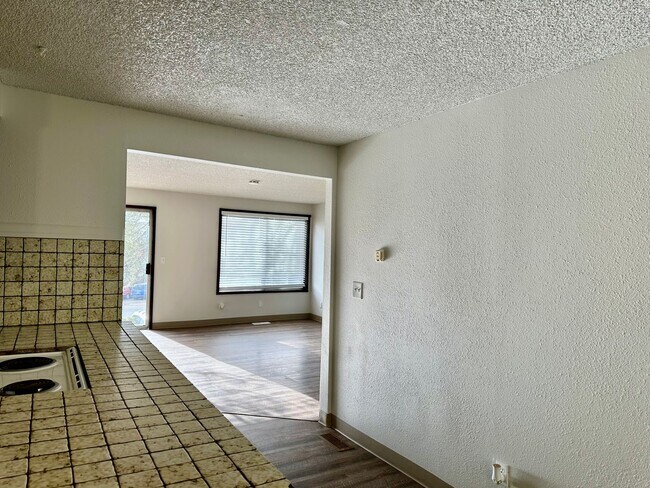 Building Photo - Spacious 3bdrm, 1bath Apt in Moyina Heights