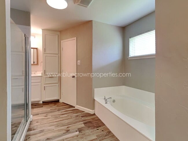 Building Photo - 9 Brookfield Ct