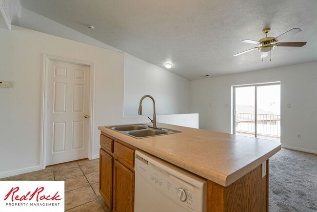 Building Photo - Spacious 3 Bedroom Townhome in Central St....