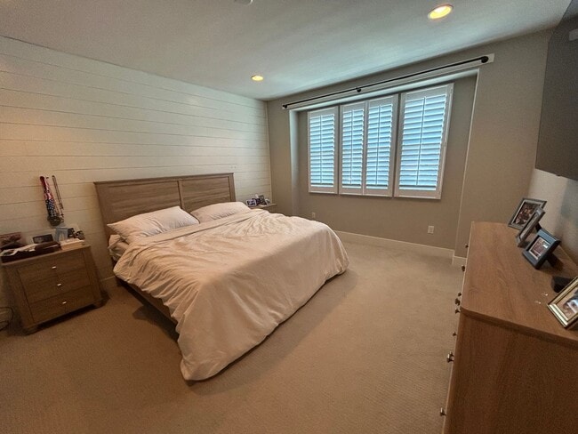 Building Photo - Brighton Oaks Beauty Just Steps from Downt...