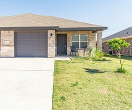 Building Photo - 527 Lost Trl