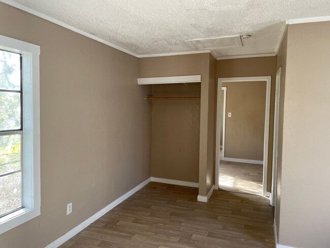 Building Photo - Move In ASAP!