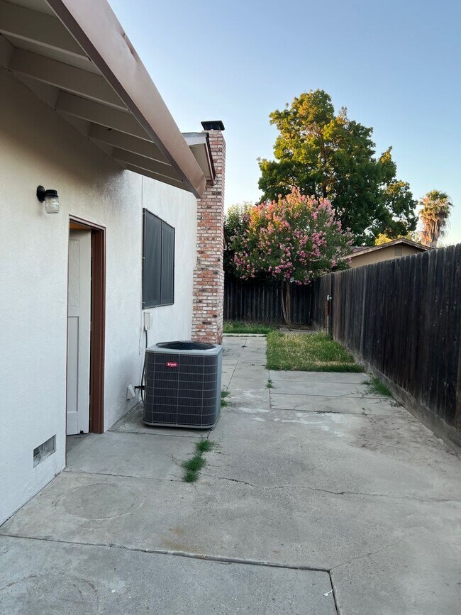 Building Photo - 2409 Riedel Way