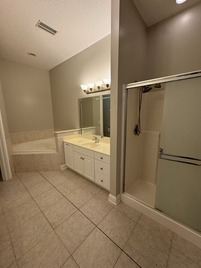 Building Photo - 4 bedroom 4 bath in gated community in Ora...