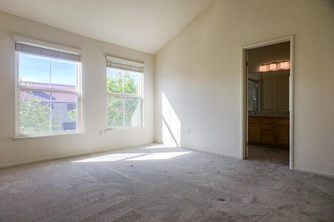 Building Photo - 204 Town Green Ln