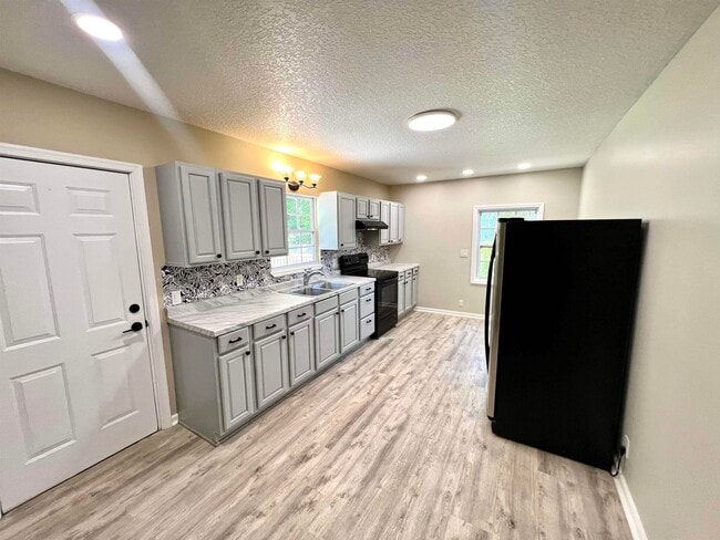 Building Photo - 804 W 2nd St