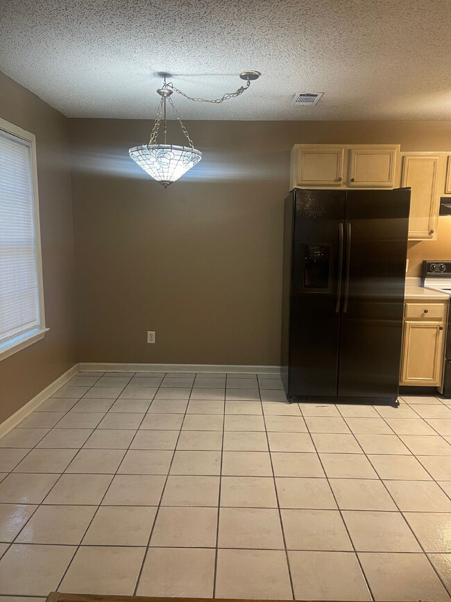 Building Photo - 1305 Loberg Ln