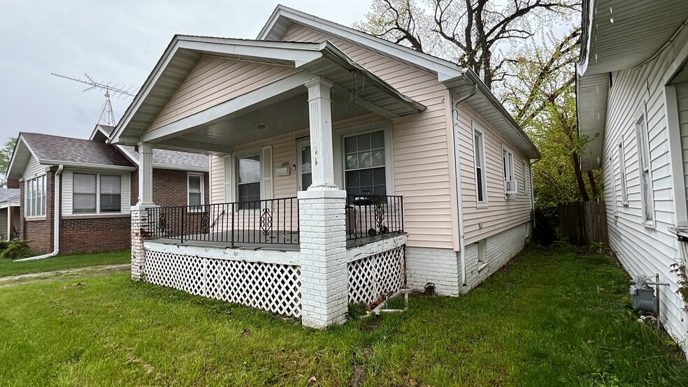 Building Photo - 1329 E Riverside Ave