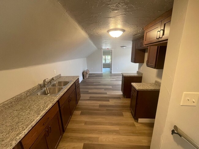 Building Photo - 420 S Van Buren St