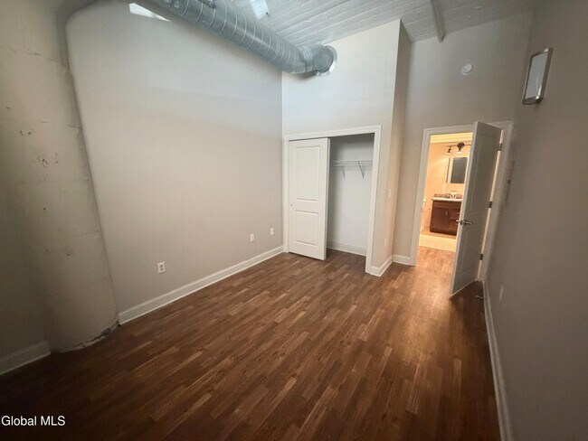 Building Photo - 733 Broadway