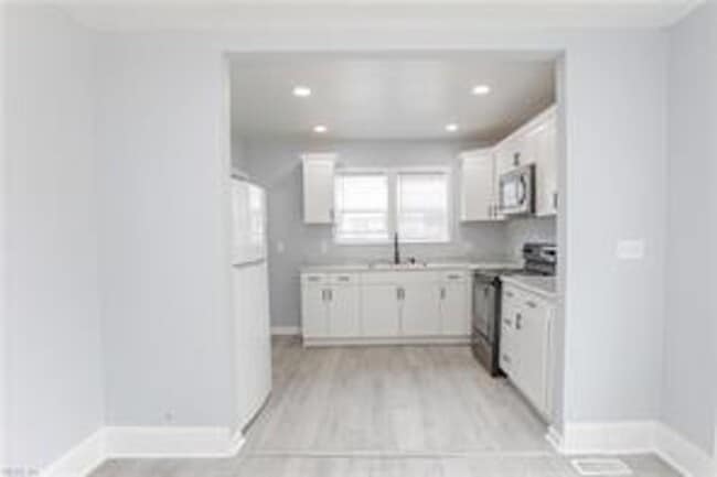 Building Photo - Renovated 3 bed, 1.5 bath Single-Family