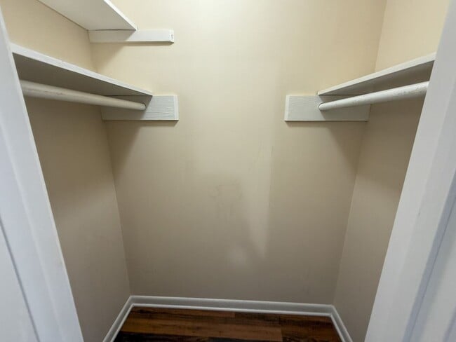 Building Photo - 2 Bedroom 1 Bath Duplex for Rent in Pensac...
