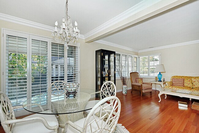 Living Room - 1233 N Columbus Ave