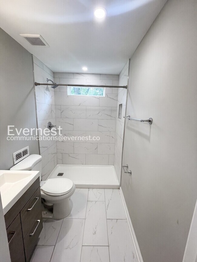Building Photo - **Move in special**Charming 3-Bedroom Home with Modern Amenities and Prime Location / Available N...