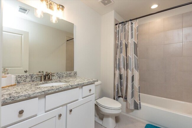 Building Photo - Like New 6 BR/ 4.5 BA in Lakeland