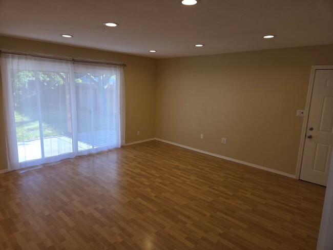 Building Photo - Campbell Duplex: 3 BR 1 BA with Garage & W...