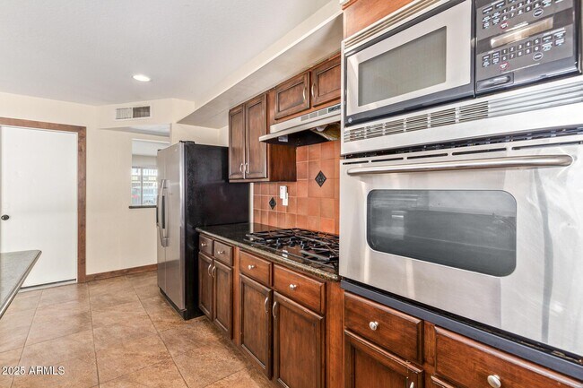 Building Photo - 319 E Riviera Dr