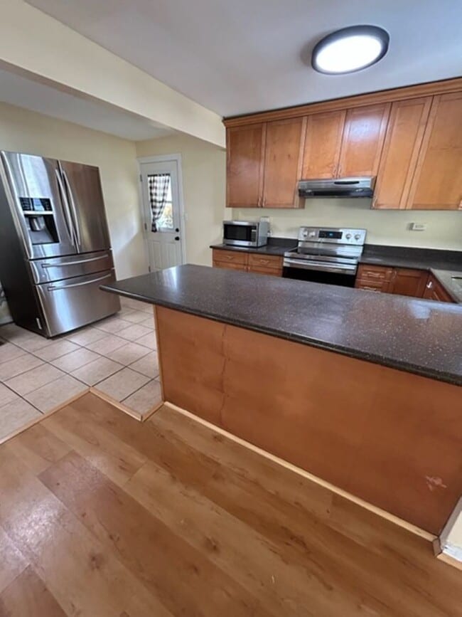 Building Photo - Available on 12/16/25, spacious 1570 sq ft, 3 Bedrooms, 2 Baths, 2 Car Garage Single-Family Home ...