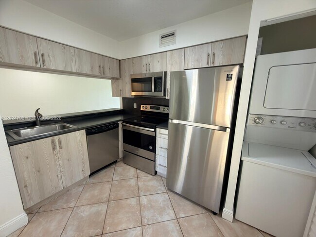 Building Photo - 1025 Coral Club Dr