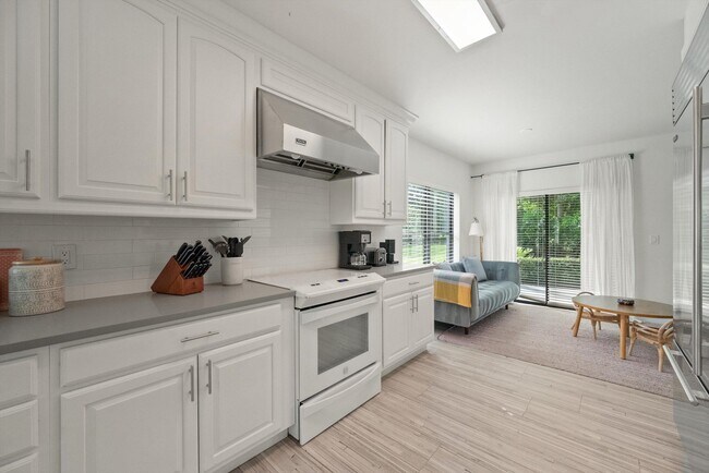 Building Photo - 11355 Pond View Dr