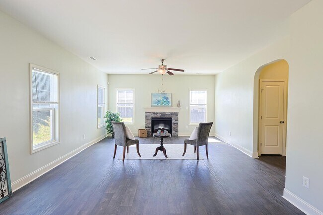 Building Photo - 1628 Mount Rainer Dr