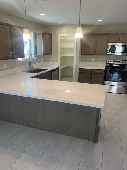Building Photo - 1818 N Rose Quartz Dr