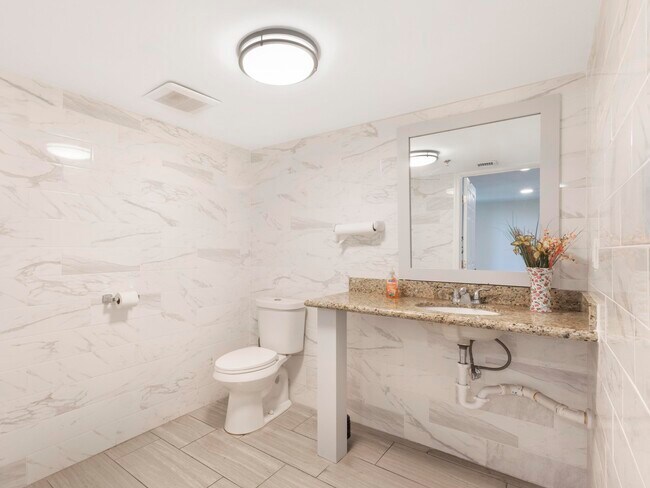 Building Photo - 955 Egret Cir