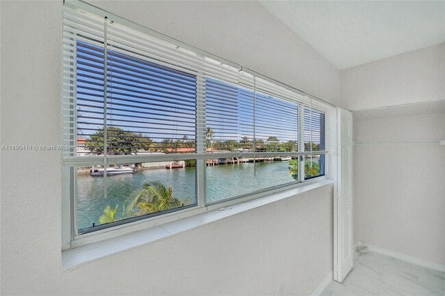 Building Photo - 1945 Calais Dr