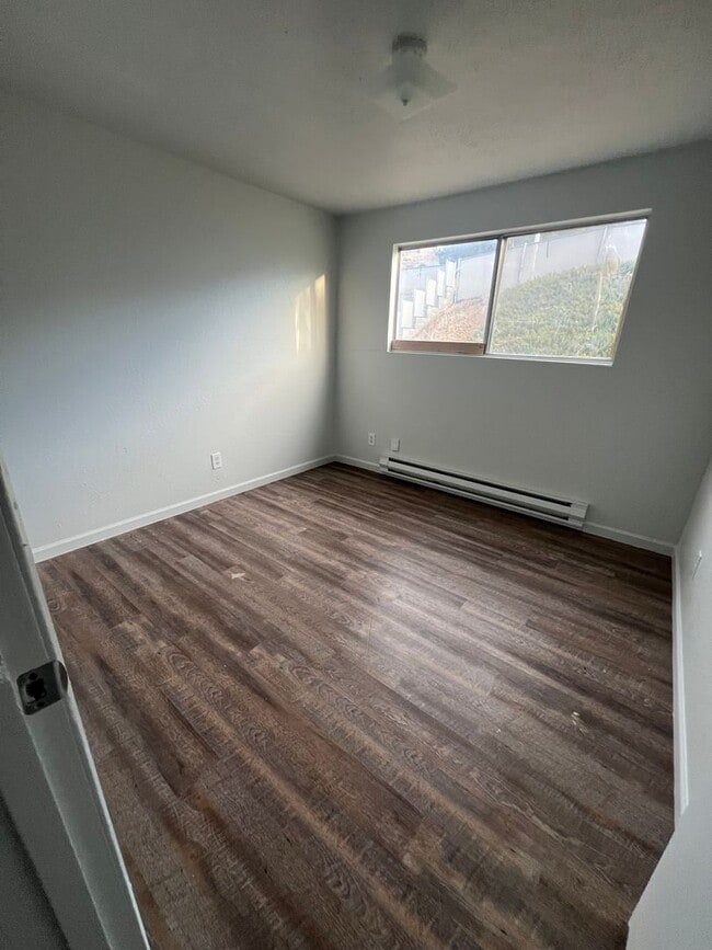 Building Photo - Newly Renovated - 3 Bedroom, 2 Bathroom Apartment - Pacific Terrace