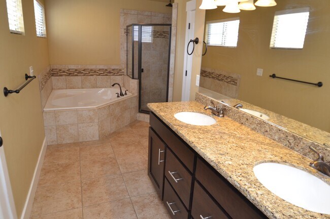 Building Photo - Great 3 Bed 2.5 Bath Townhome in Great Location!!!
