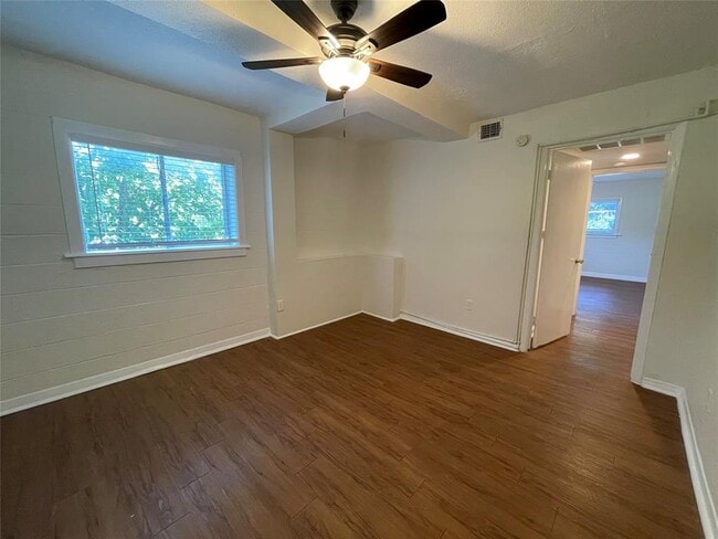 Building Photo - 3106 Duval St