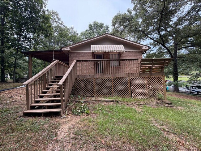 Building Photo - Large 4/2 with finished basement/bonus room- $1,895