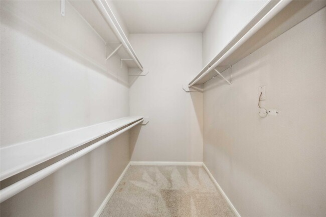 Building Photo - 2255 Braeswood Park Dr