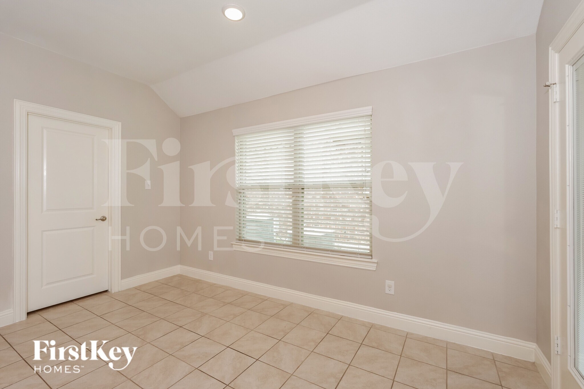 Building Photo - 4413 Lakeview Dr