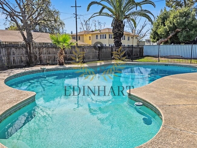 Building Photo - 1105 N College Ave