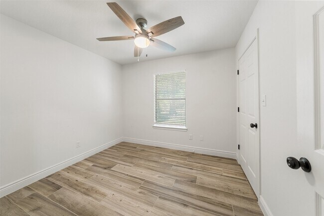 Building Photo - 4884 Holly Ln W