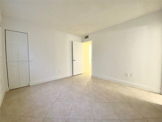 Building Photo - 9371 Fontainebleau Blvd