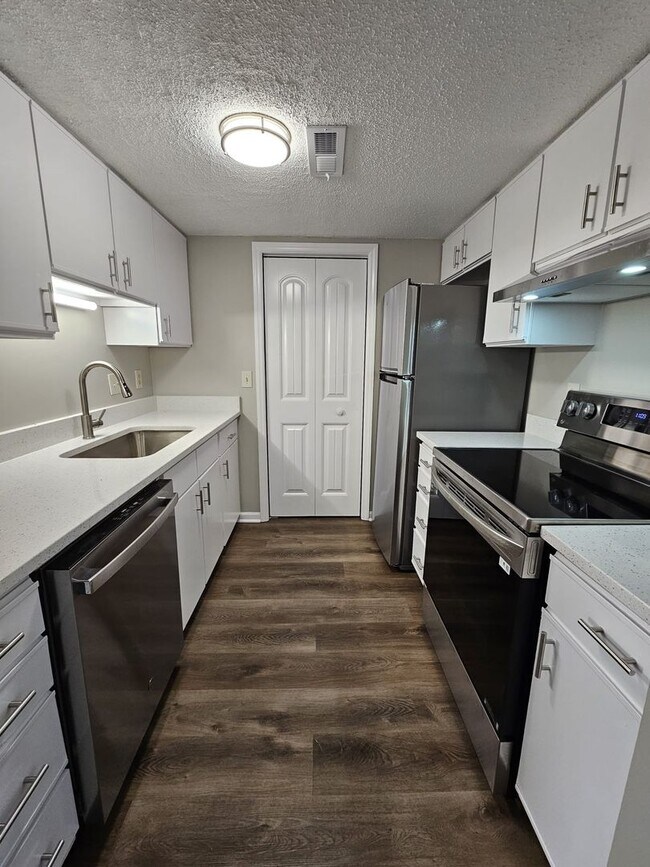 Building Photo - Three bedroom, 2 bath condo in High Point