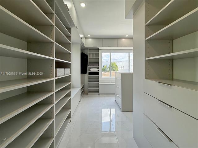 Building Photo - 927 SW 18th Ave