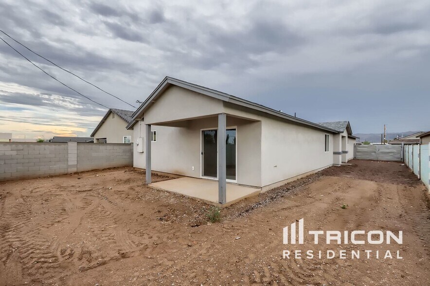 Building Photo - 2748 E Pueblo Ave