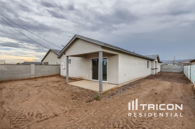 Building Photo - 2748 E Pueblo Ave